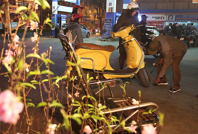 Những người mưu sinh trên phố Hà Nội chiều tối 30 Tết